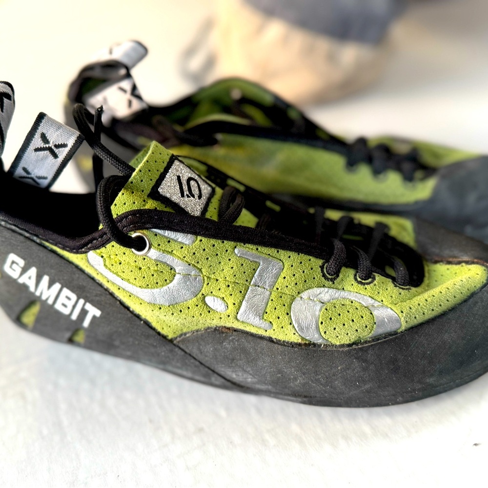 5.10 Gambit lace up climbing shoe and Prana chalk bag bundle 
W8